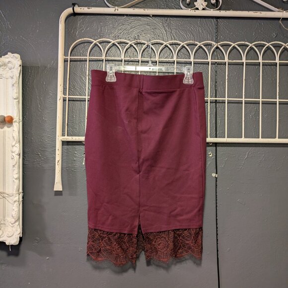 BNWT. Size 00 (10) Torrid Burgundy Skirt with Lace Bottom. - Picture 2 of 4